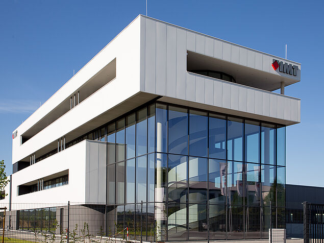 Außenansicht mit verglaster und mit Stahl verkleideter Fassade