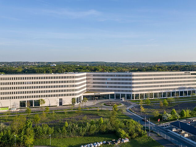 Luftaufnahme mit Fokus auf dem Haupteingang