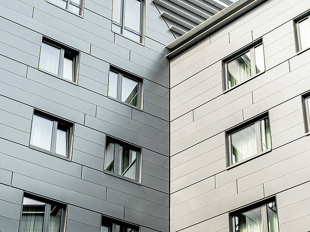 Ansicht der unterschiedlichen Fassadenstile und der Fenster