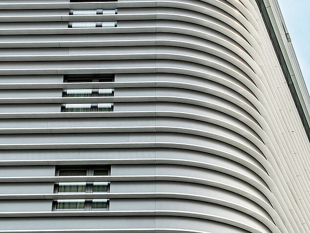 Lamellen und Fensterscheiben wurden der Gebäudeform entsprechend gebogen