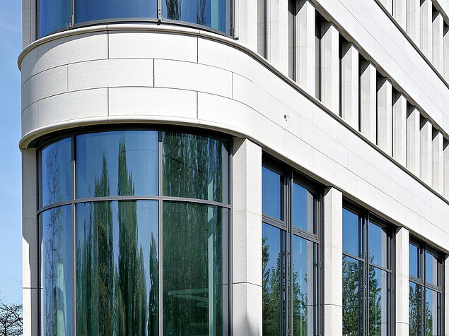 Die Fenster wurden der dynamischen Gebäudeform angepasst
