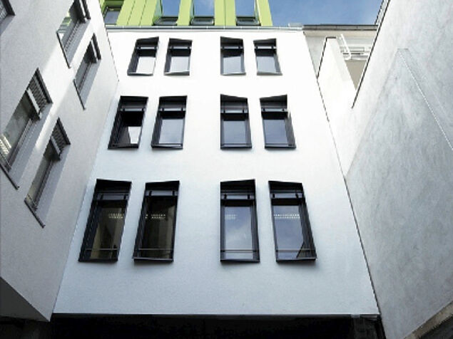 Fassade mit asymmetrischen Fensterlaibungen