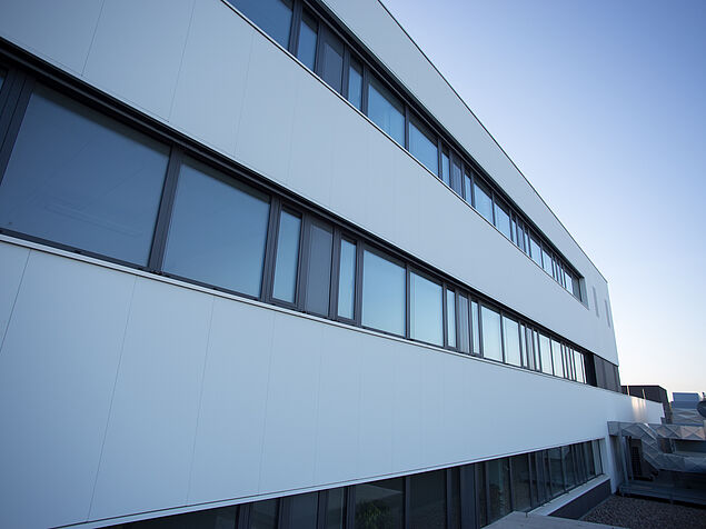 Fensterreihe und verkleidete Fassade